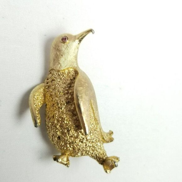 Vintage Crown Trifari Penguin Brooch Lapel Pin, Gold Tone Red Rhinestone Eye - Picture 5 of 7